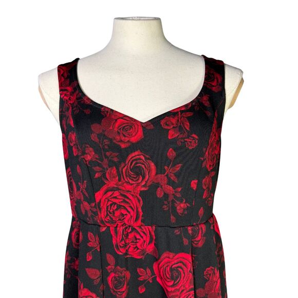 Torrid Mini Dress Size 1 (1X) Black Red Roses Sweetheart Neckline Sleeveless - Picture 3 of 10